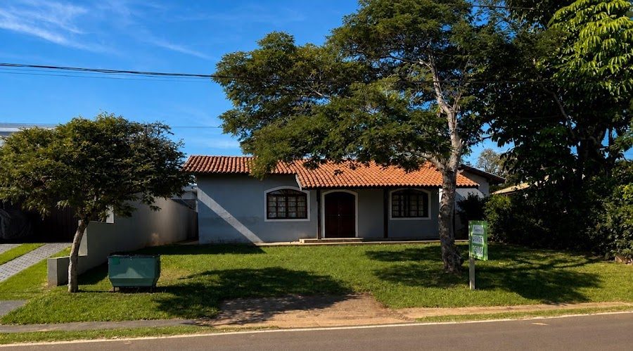 Casa de campo em frente ao clube Iate