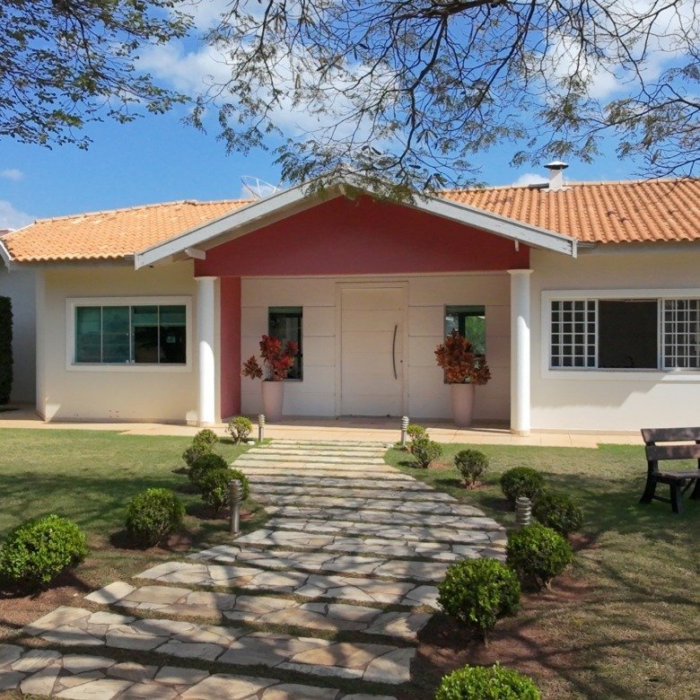 Casa terréa com 4 suítes na Quadra GW Iate, um terreno amplo de 1.250m² e 320m² de construção