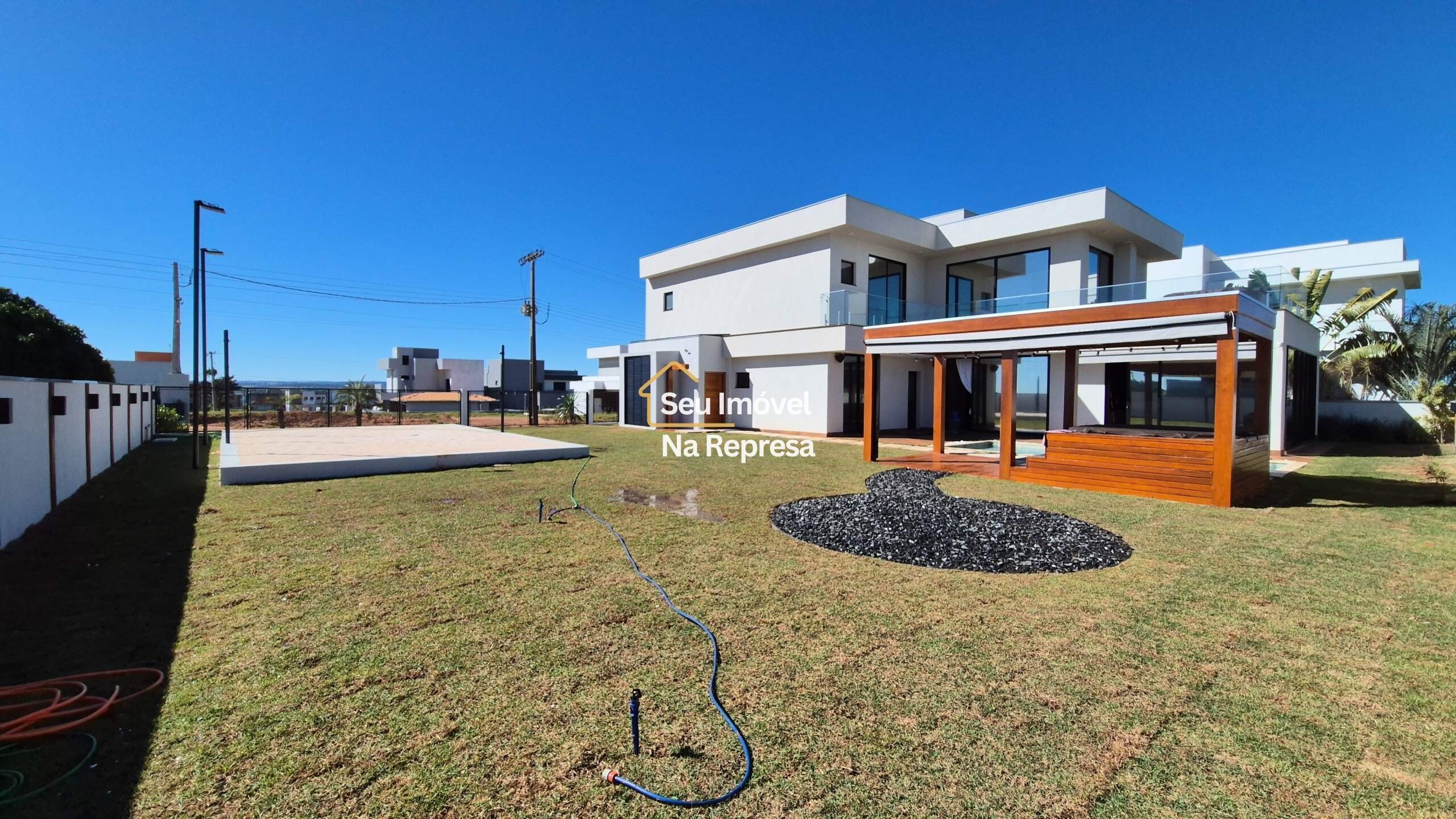 Casa à venda com 335m² de puro conforto em um terreno de 900m² no Riviera de Santa Cristina XIII