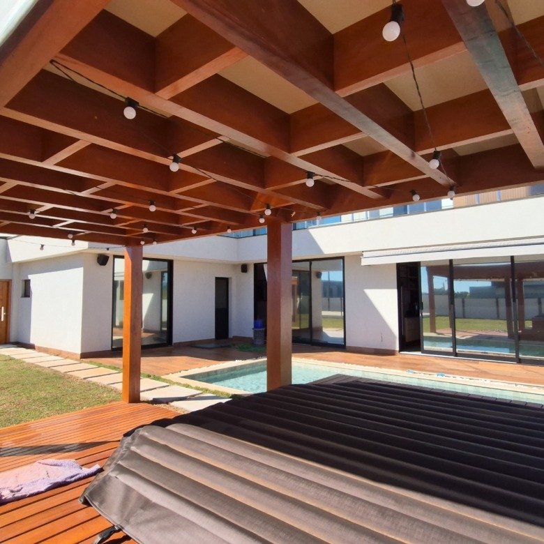 Casa à venda com 335m² de puro conforto em um terreno de 900m² no Riviera de Santa Cristina XIII