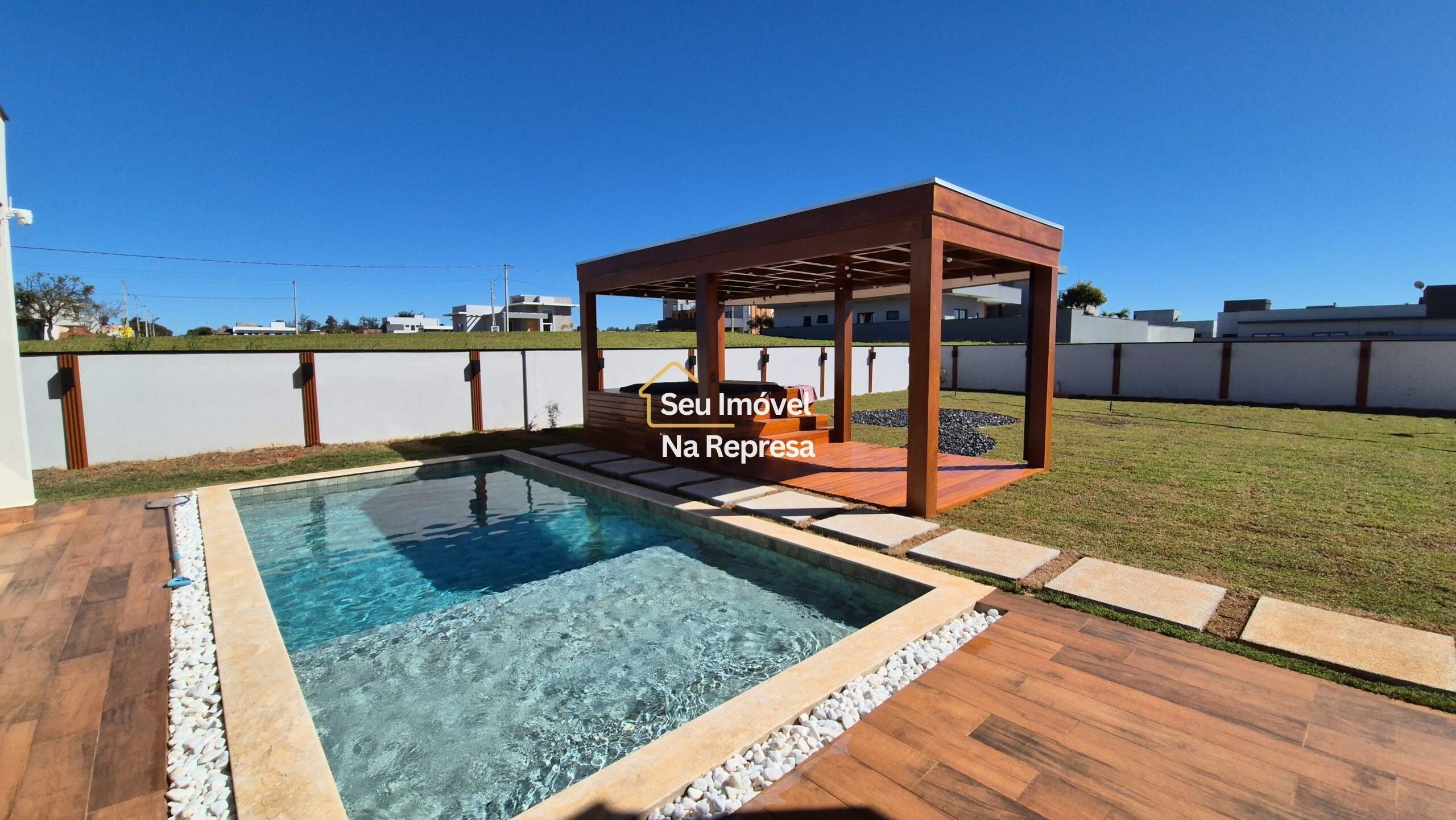 Casa à venda com 335m² de puro conforto em um terreno de 900m² no Riviera de Santa Cristina XIII
