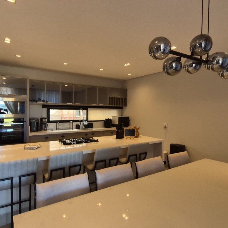 Casa à venda com 335m² de puro conforto em um terreno de 900m² no Riviera de Santa Cristina XIII