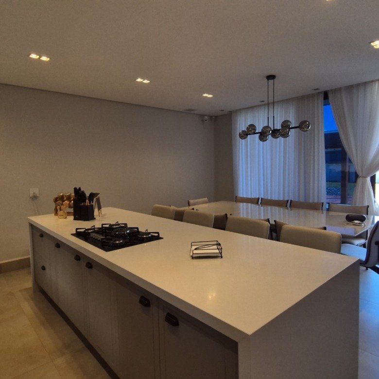 Casa à venda com 335m² de puro conforto em um terreno de 900m² no Riviera de Santa Cristina XIII