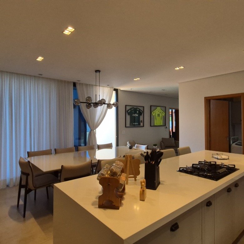 Casa à venda com 335m² de puro conforto em um terreno de 900m² no Riviera de Santa Cristina XIII