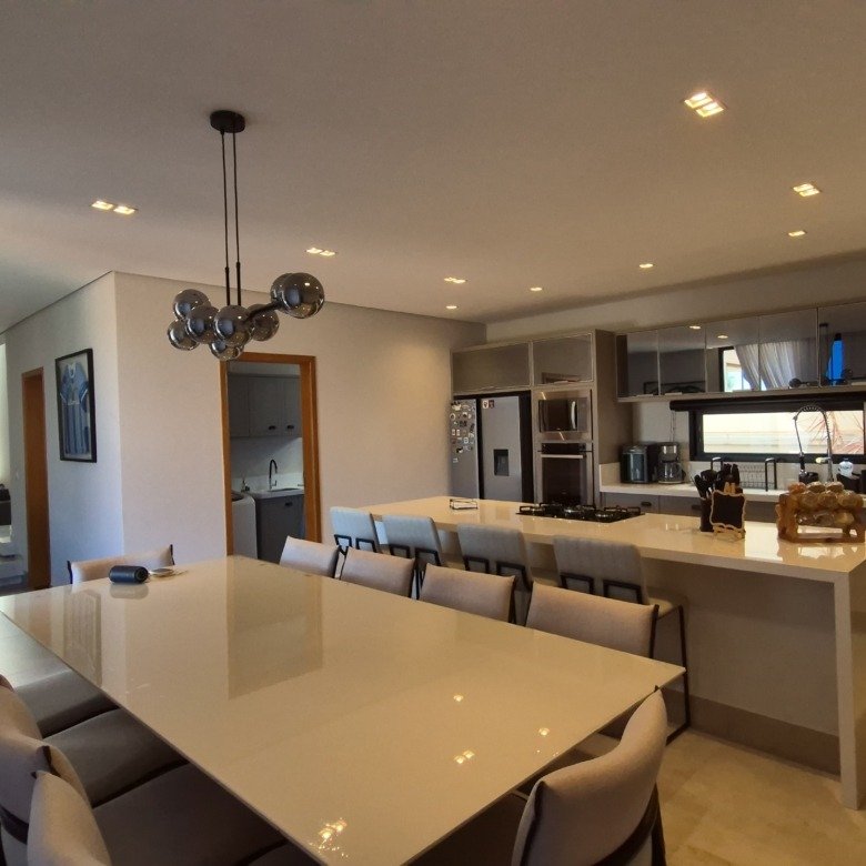 Casa à venda com 335m² de puro conforto em um terreno de 900m² no Riviera de Santa Cristina XIII