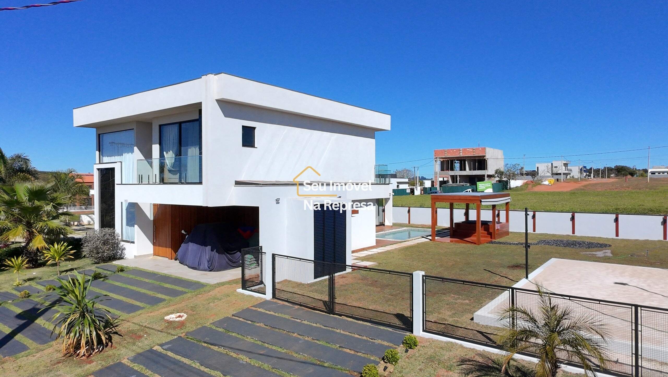 Casa à venda com 335m² de puro conforto em um terreno de 900m² no Riviera de Santa Cristina XIII