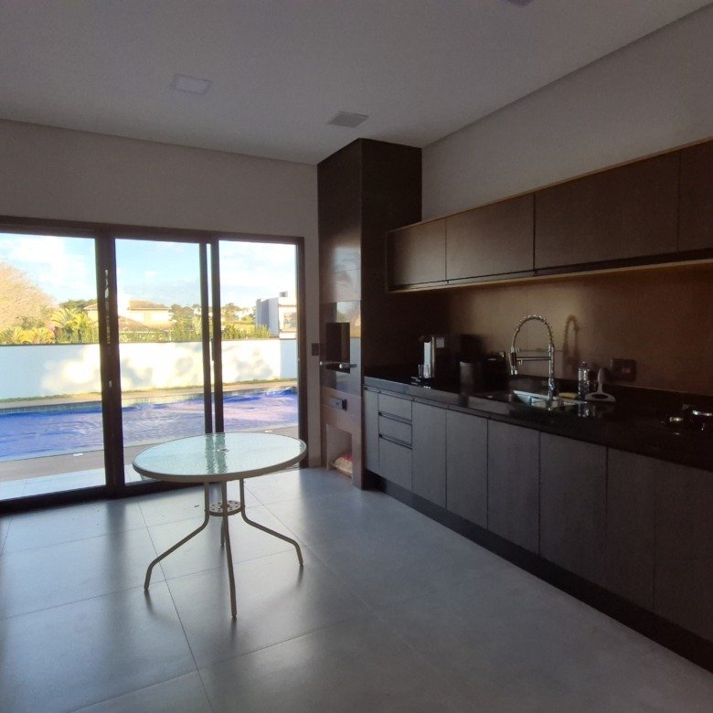 Casa térrea com piscina e mobiliada à venda no Riviera de Santa Cristina XIII - Iate HZE18XI
