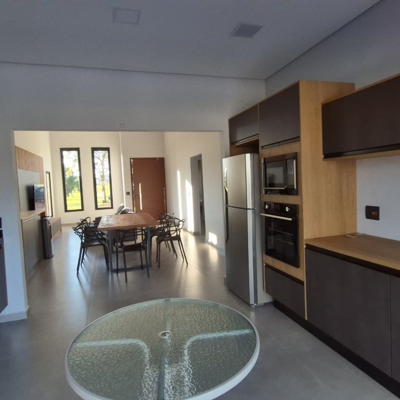 Casa térrea com piscina e mobiliada à venda no Riviera de Santa Cristina XIII - Iate HZE18XI