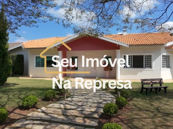 Com 4 suítes, um terreno amplo de 1.250m² e 320m² de construção