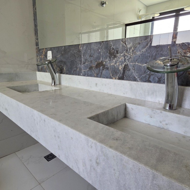 A casa de esquina perfeita para quem busca tranquilidade, integração e lazer no Riviera de Santa Cristina XIII