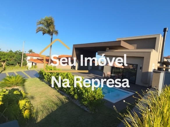 Uma casa imponente, completa e a passos da praia da represa — o melhor do Riviera de Santa Cristina XIII