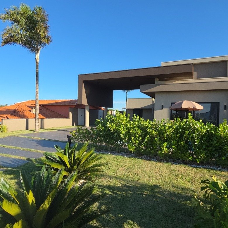 Uma casa imponente, completa e a passos da praia da represa — o melhor do Riviera de Santa Cristina XIII