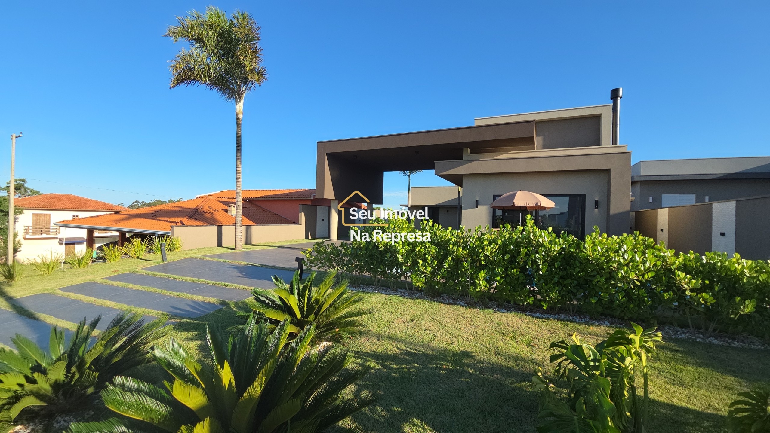 Uma casa imponente, completa e a passos da praia da represa — o melhor do Riviera de Santa Cristina XIII