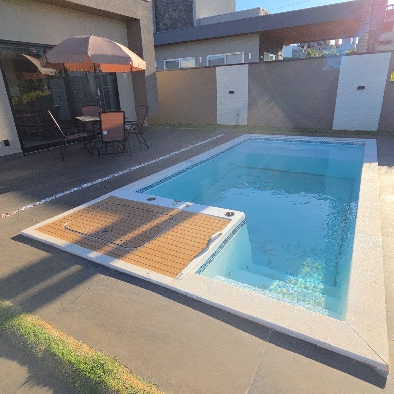 Uma casa imponente, completa e a passos da praia da represa — o melhor do Riviera de Santa Cristina XIII