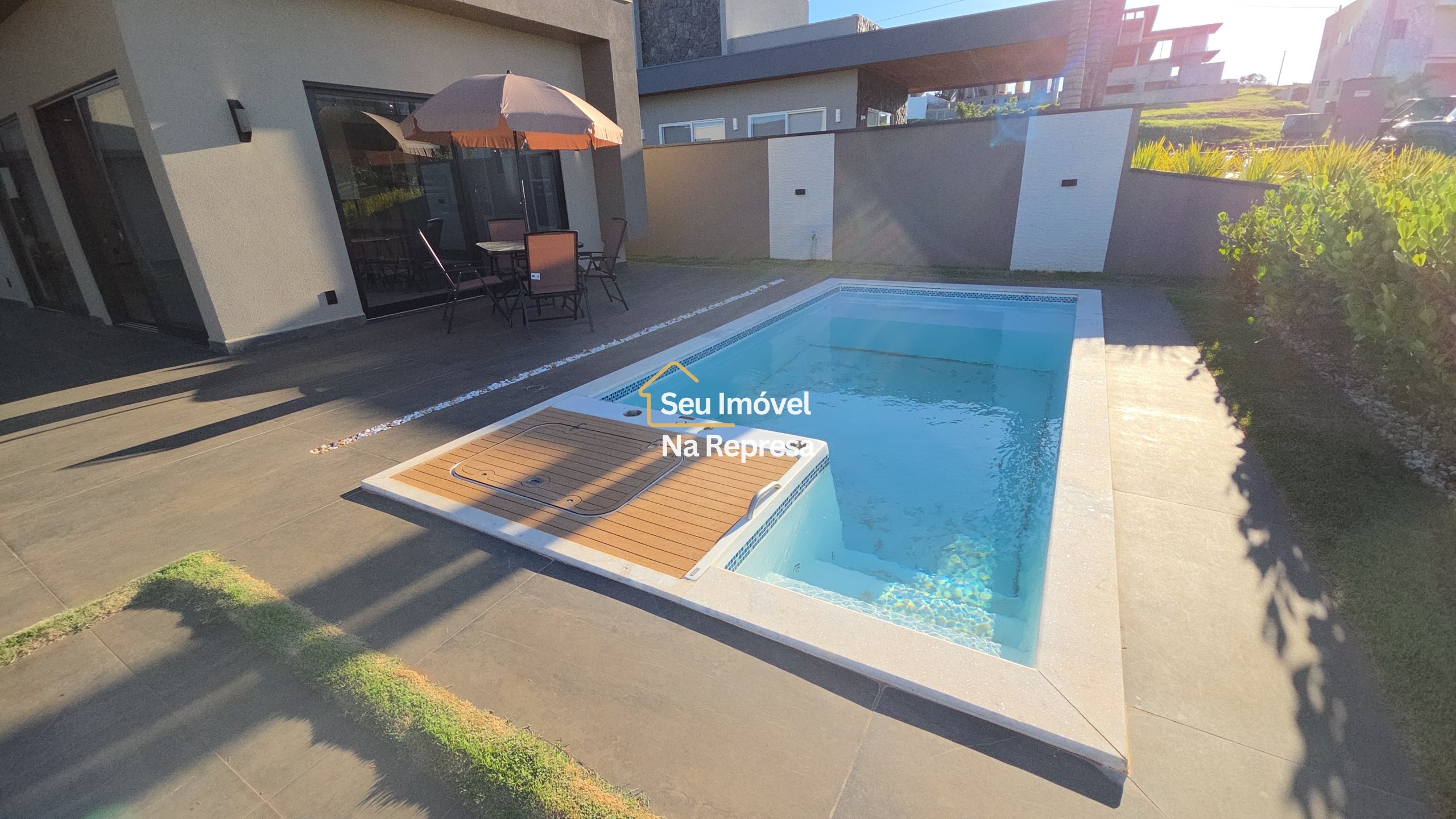 Uma casa imponente, completa e a passos da praia da represa — o melhor do Riviera de Santa Cristina XIII