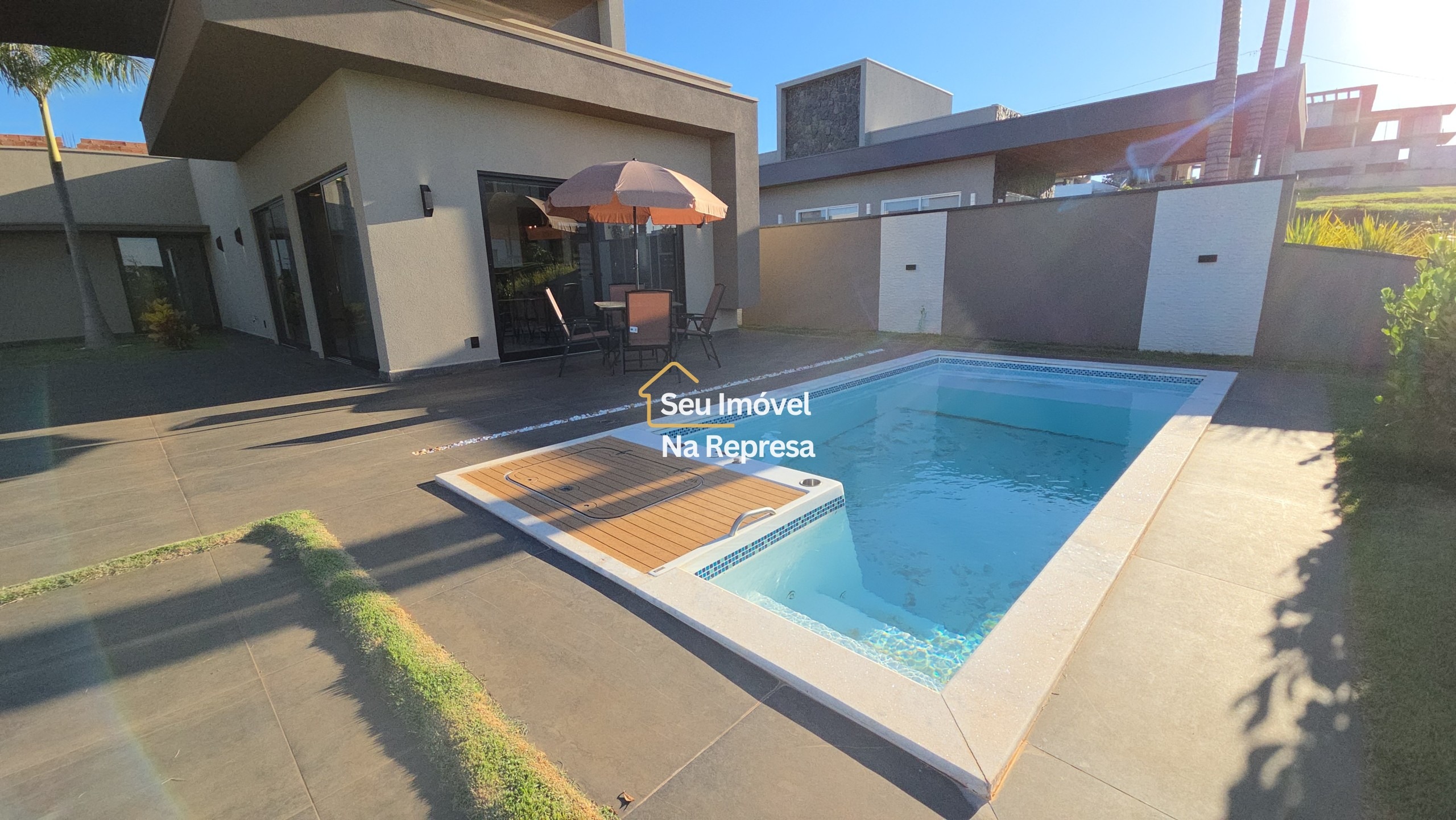 Uma casa imponente, completa e a passos da praia da represa — o melhor do Riviera de Santa Cristina XIII