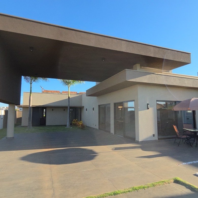 Uma casa imponente, completa e a passos da praia da represa — o melhor do Riviera de Santa Cristina XIII