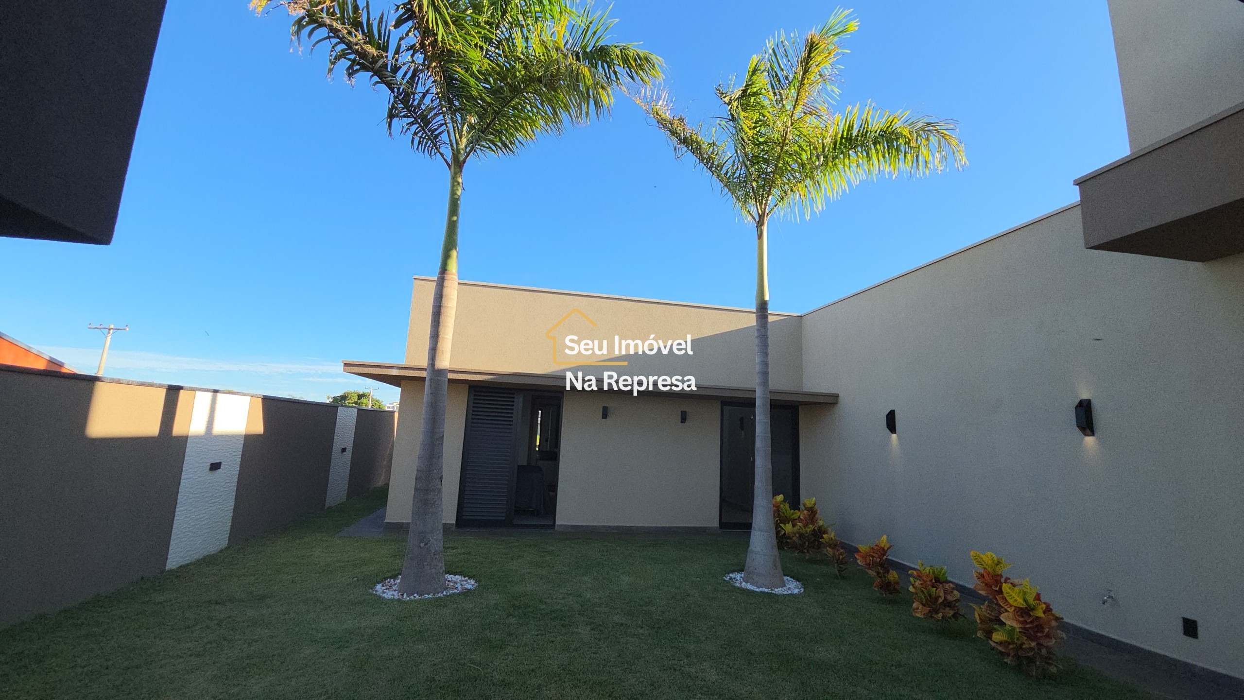 Uma casa imponente, completa e a passos da praia da represa — o melhor do Riviera de Santa Cristina XIII