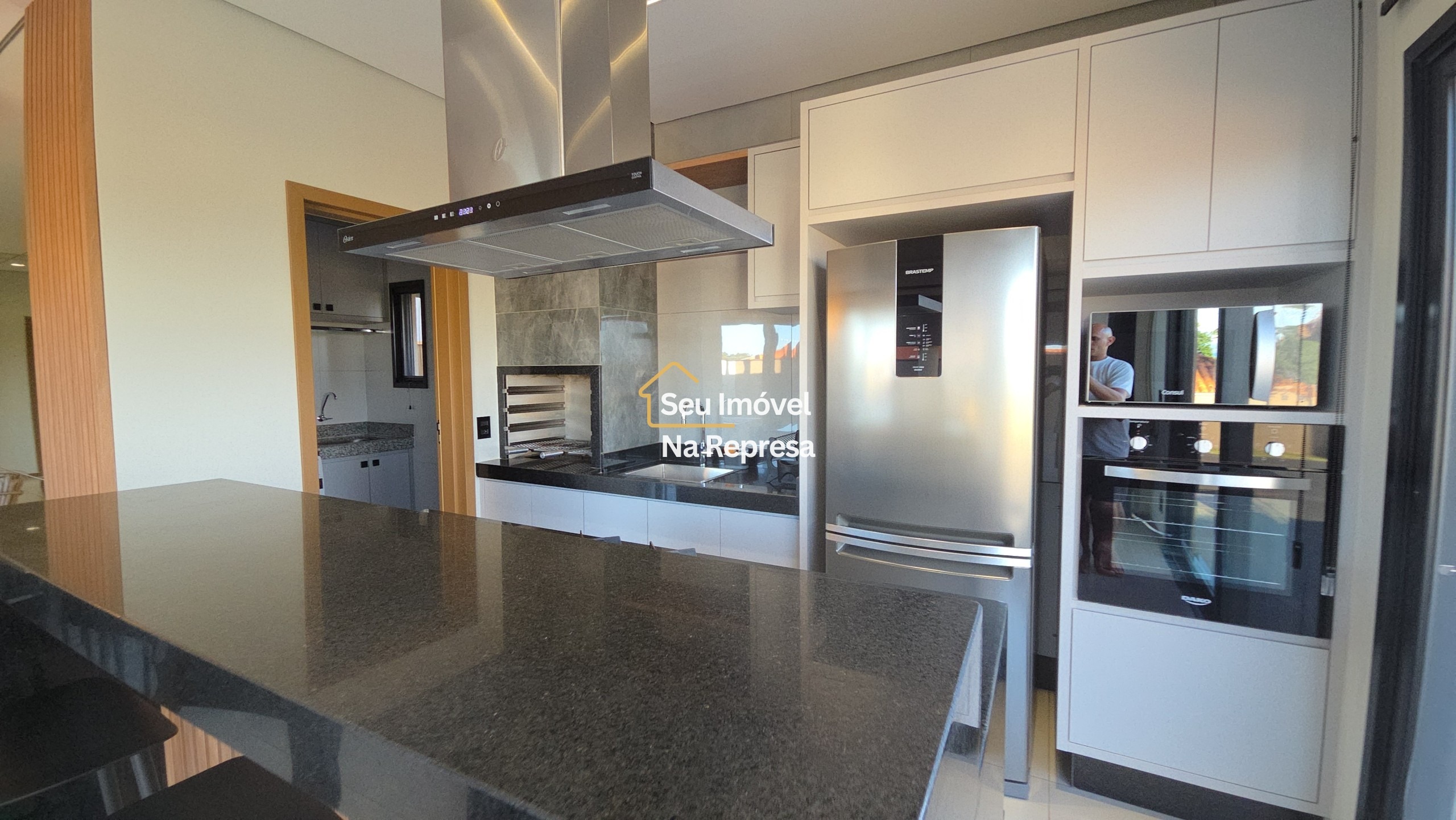 Uma casa imponente, completa e a passos da praia da represa — o melhor do Riviera de Santa Cristina XIII