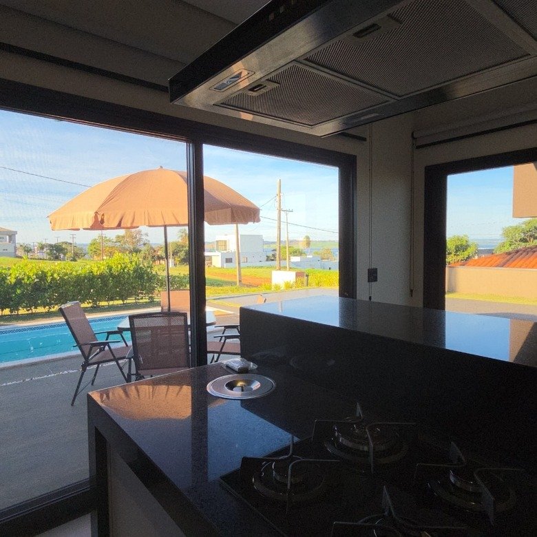 Uma casa imponente, completa e a passos da praia da represa — o melhor do Riviera de Santa Cristina XIII