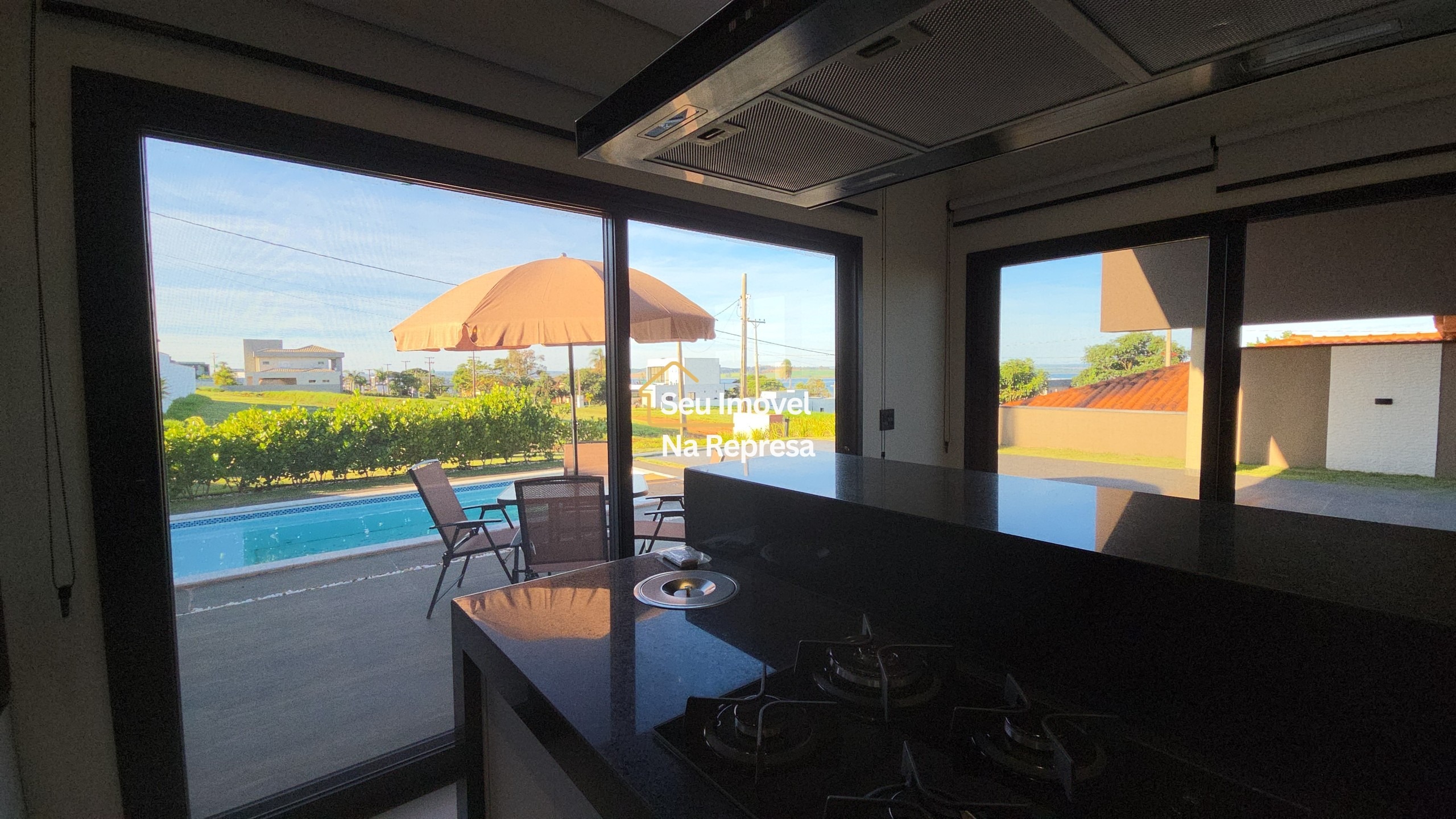 Uma casa imponente, completa e a passos da praia da represa — o melhor do Riviera de Santa Cristina XIII