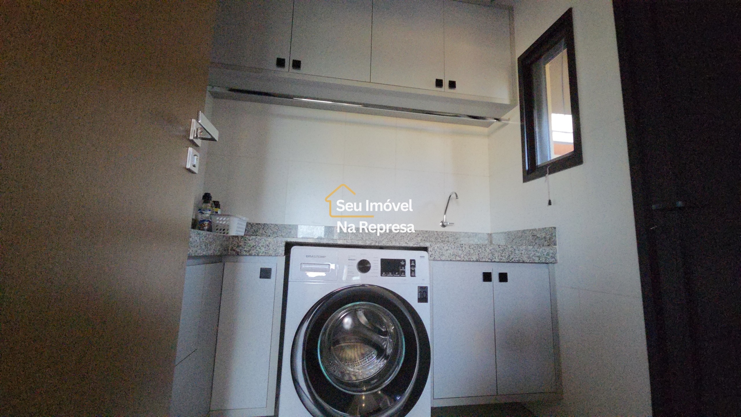 Uma casa imponente, completa e a passos da praia da represa — o melhor do Riviera de Santa Cristina XIII