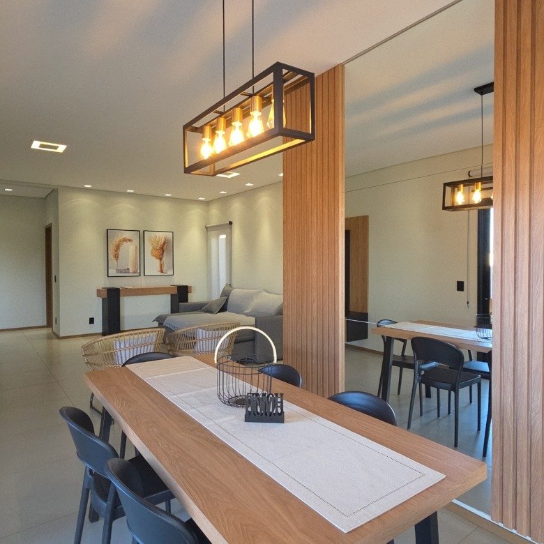Uma casa imponente, completa e a passos da praia da represa — o melhor do Riviera de Santa Cristina XIII