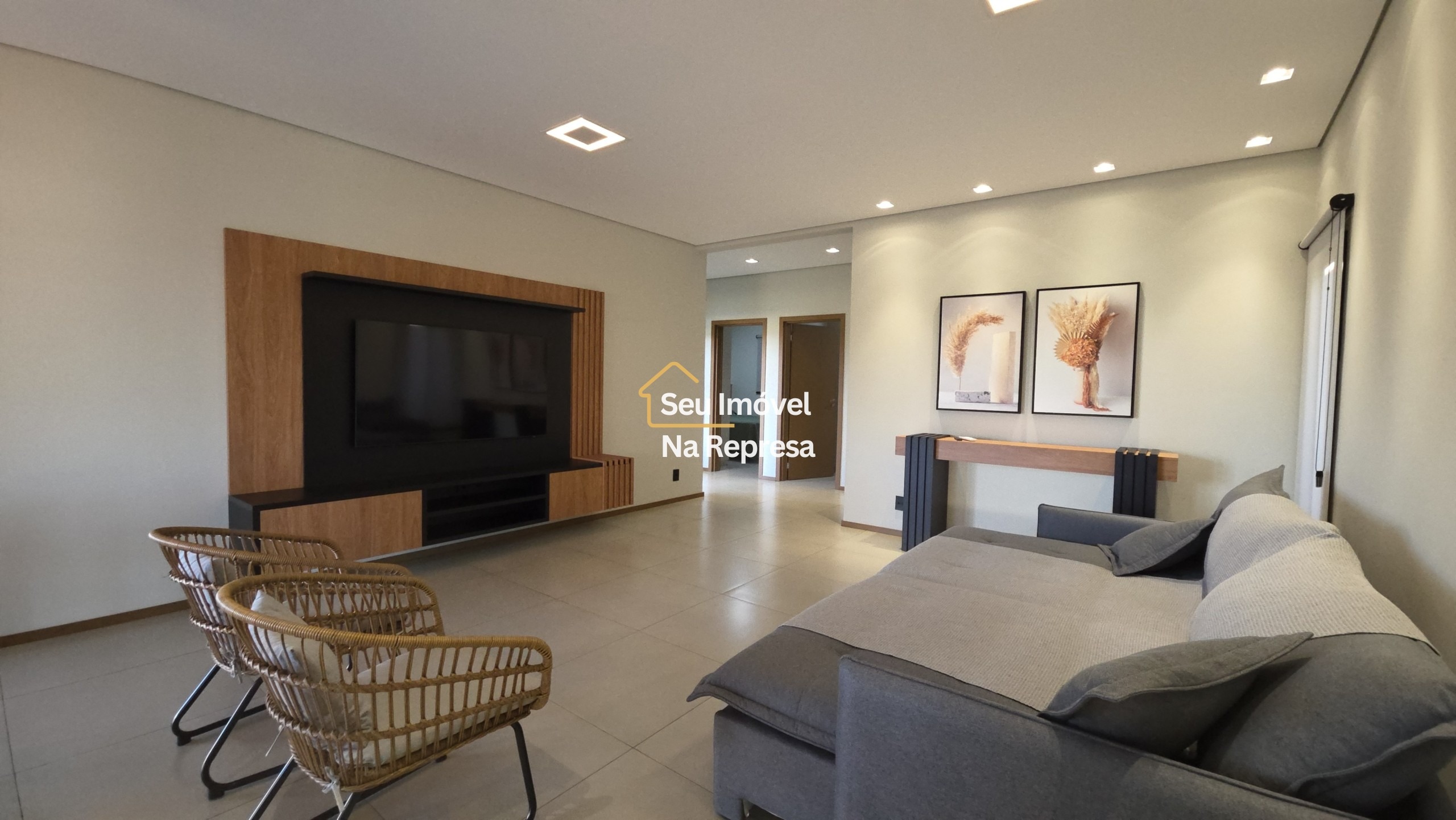 Uma casa imponente, completa e a passos da praia da represa — o melhor do Riviera de Santa Cristina XIII