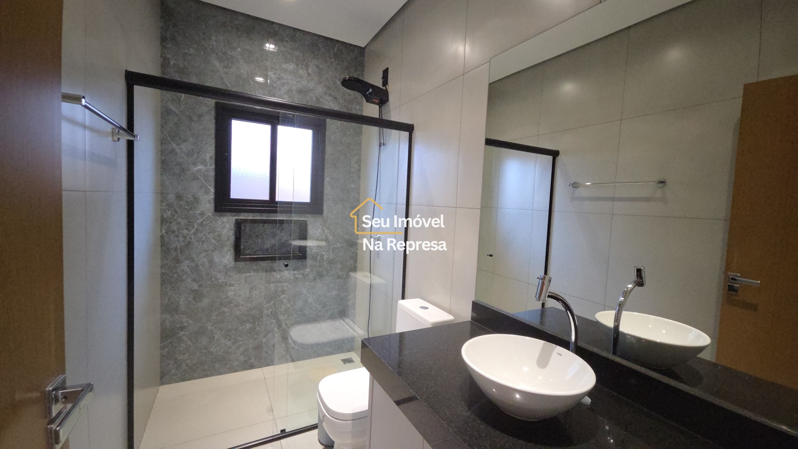 Uma casa imponente, completa e a passos da praia da represa — o melhor do Riviera de Santa Cristina XIII