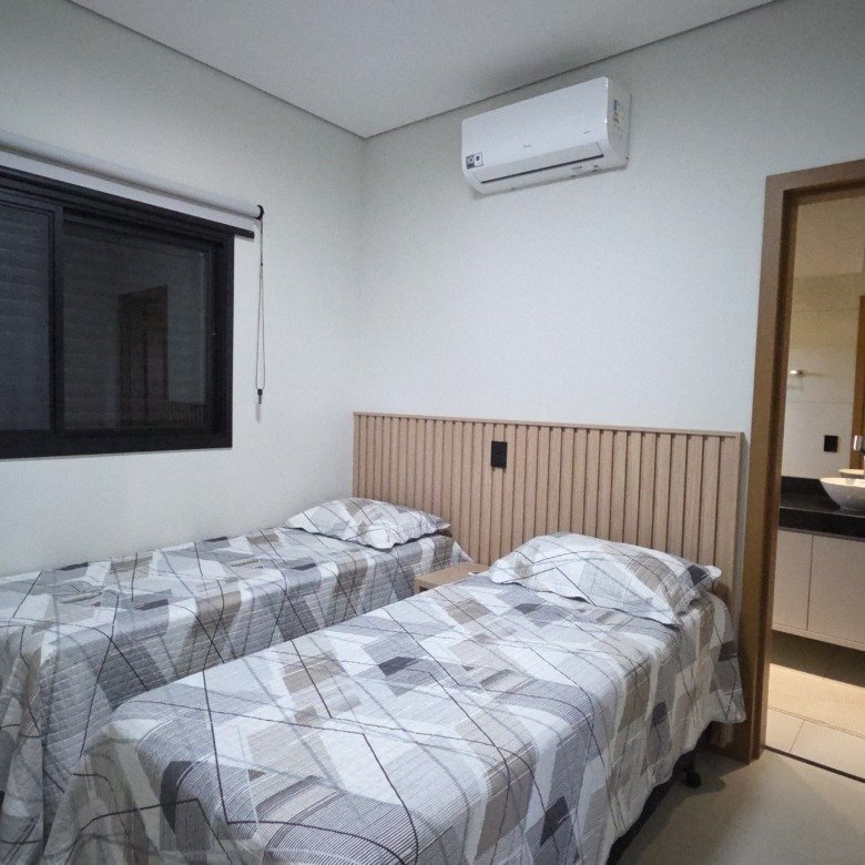 Uma casa imponente, completa e a passos da praia da represa — o melhor do Riviera de Santa Cristina XIII