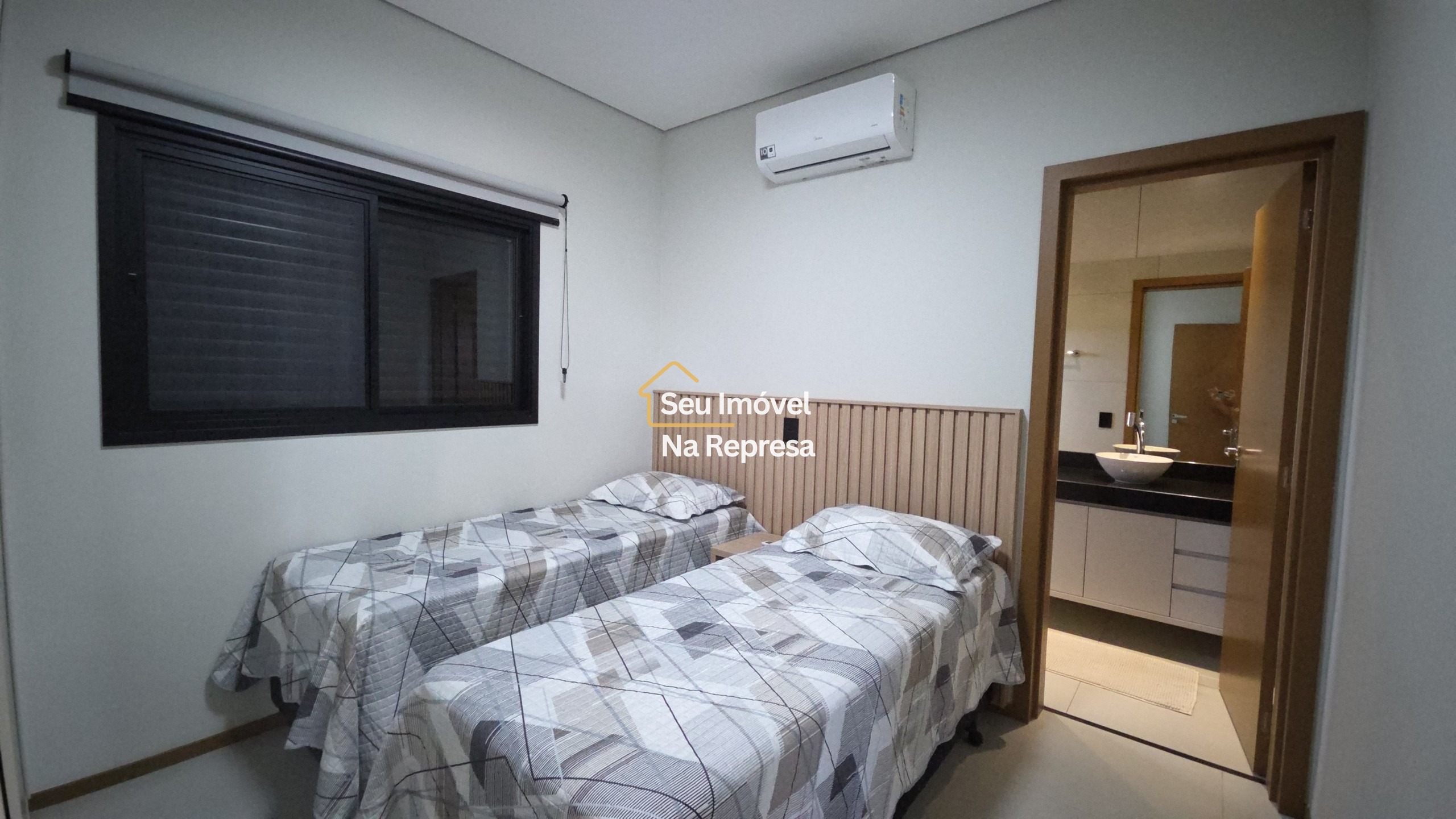 Uma casa imponente, completa e a passos da praia da represa — o melhor do Riviera de Santa Cristina XIII