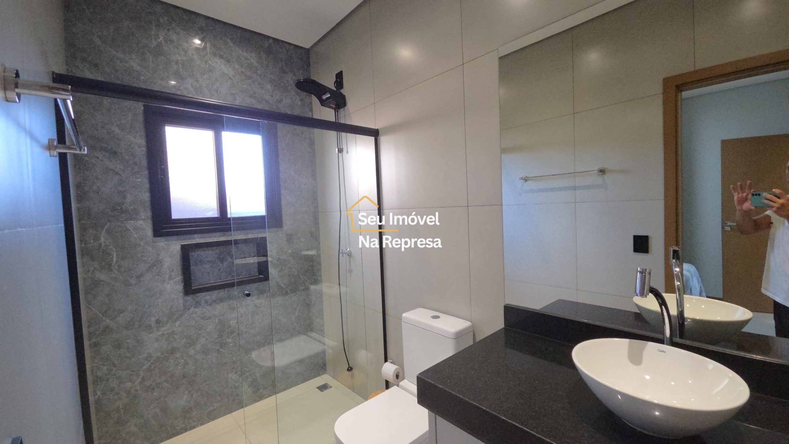 Uma casa imponente, completa e a passos da praia da represa — o melhor do Riviera de Santa Cristina XIII