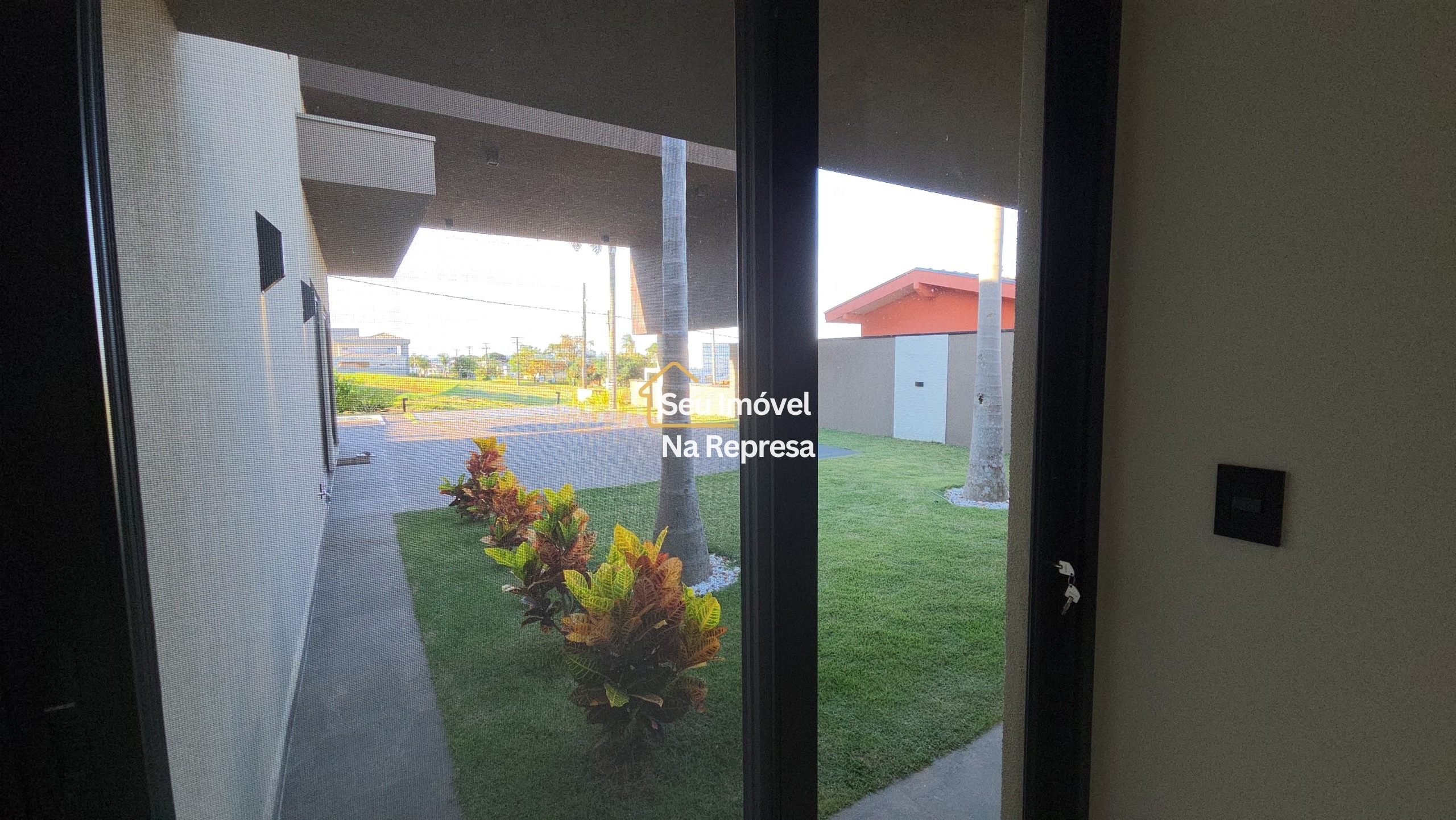 Uma casa imponente, completa e a passos da praia da represa — o melhor do Riviera de Santa Cristina XIII