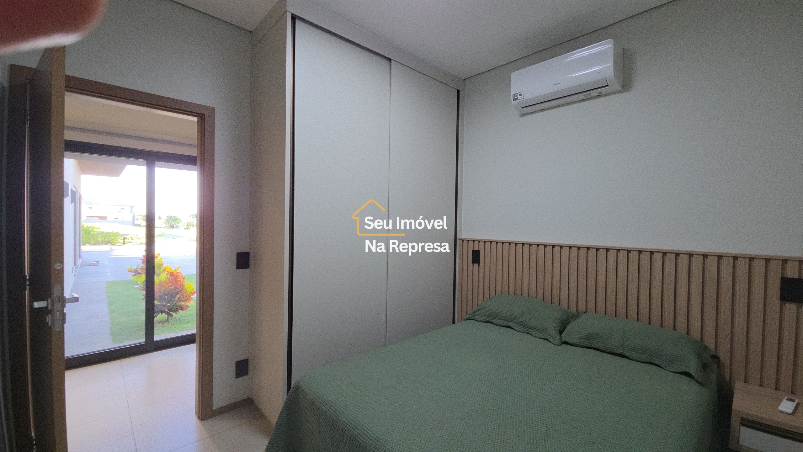 Uma casa imponente, completa e a passos da praia da represa — o melhor do Riviera de Santa Cristina XIII