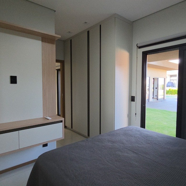 Uma casa imponente, completa e a passos da praia da represa — o melhor do Riviera de Santa Cristina XIII