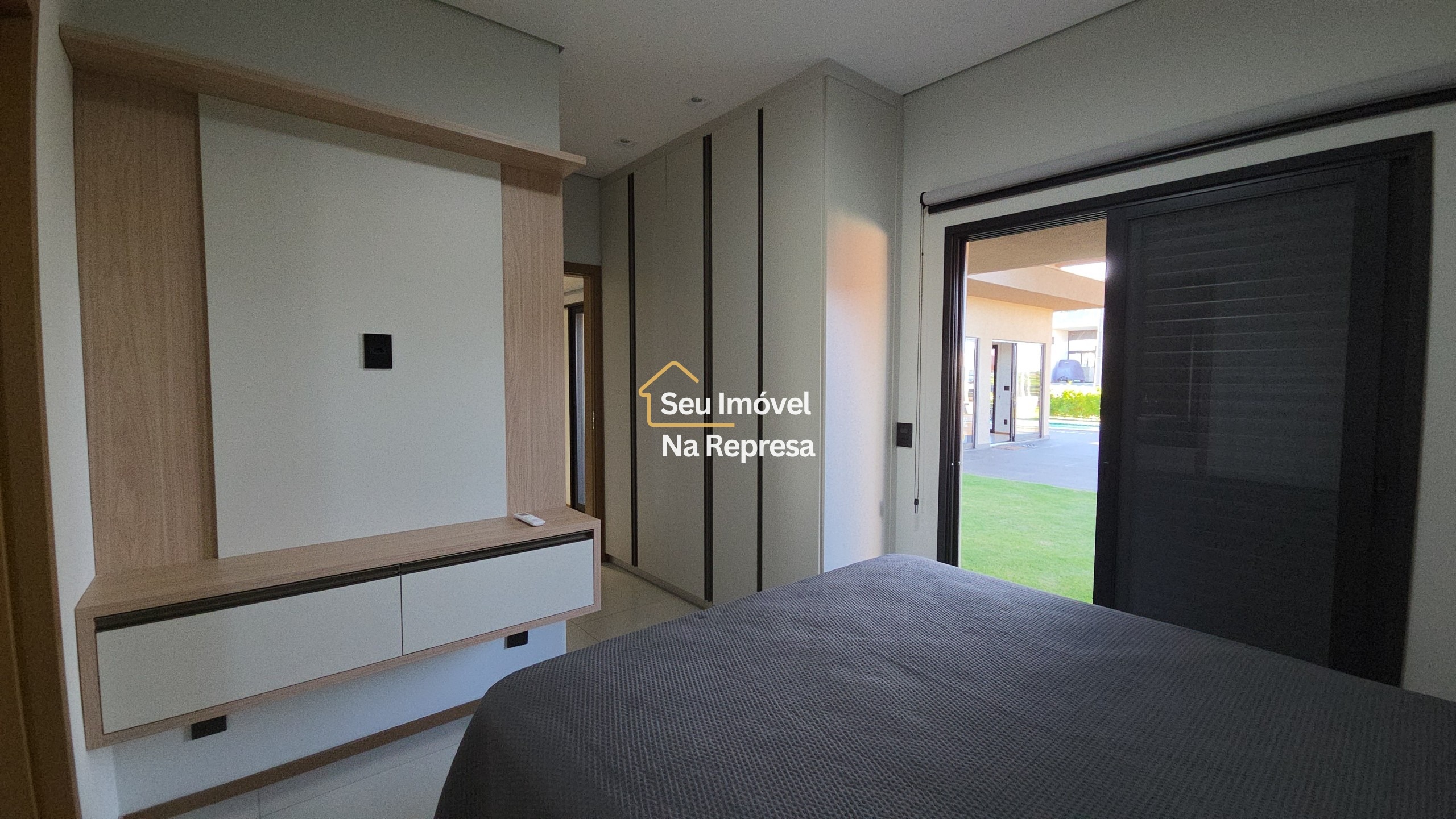 Uma casa imponente, completa e a passos da praia da represa — o melhor do Riviera de Santa Cristina XIII