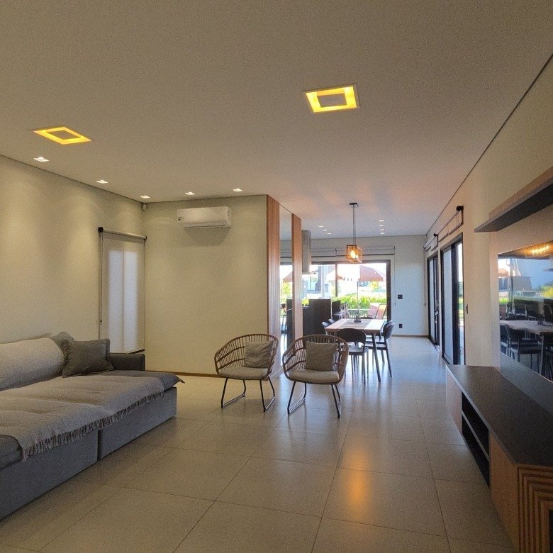 Uma casa imponente, completa e a passos da praia da represa — o melhor do Riviera de Santa Cristina XIII