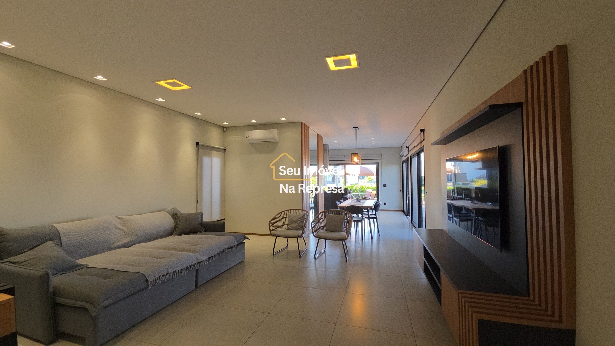 Uma casa imponente, completa e a passos da praia da represa — o melhor do Riviera de Santa Cristina XIII