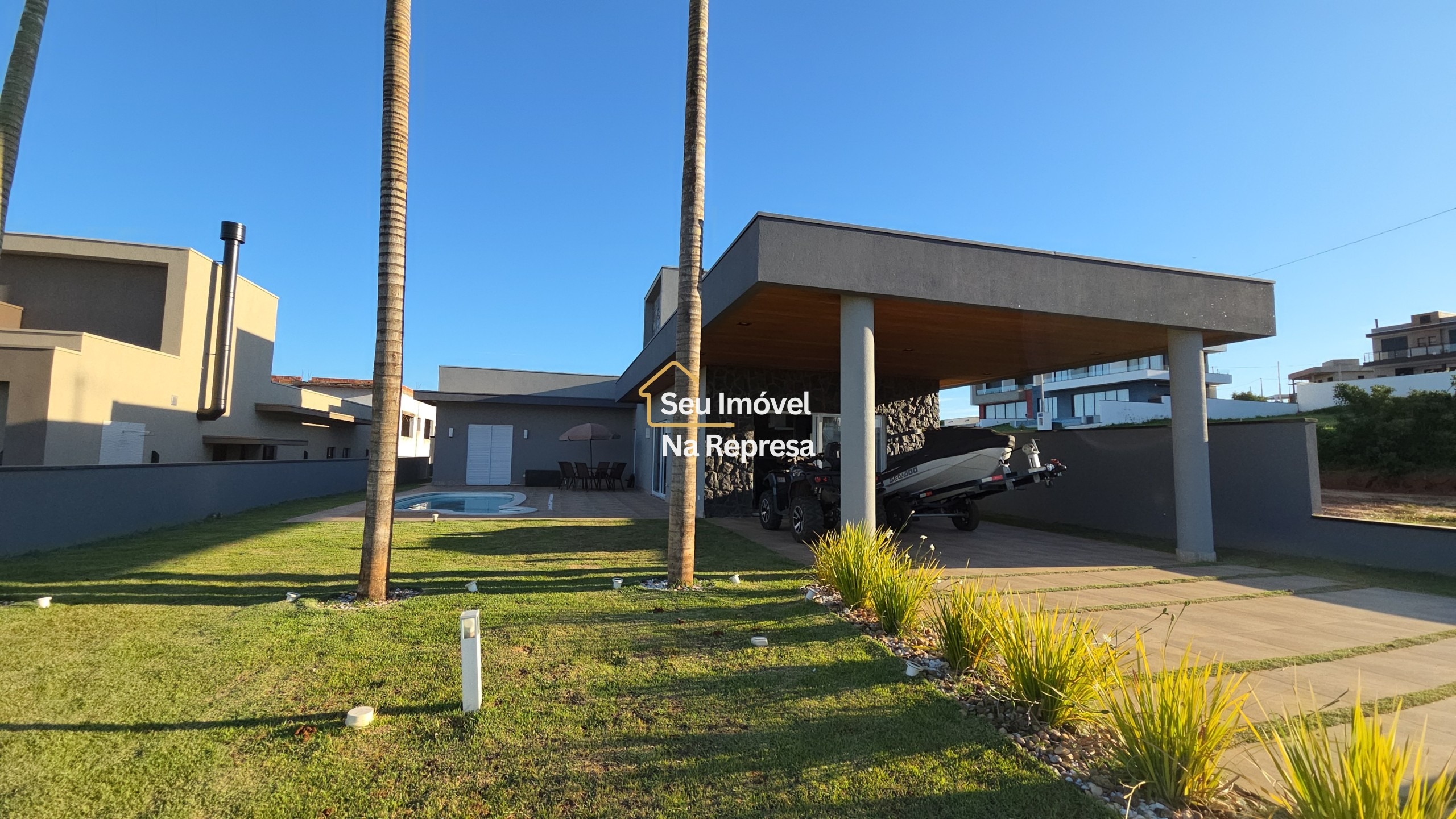 A casa dos sonhos para viver a poucos passos da represa — moderna, completa e em localização privilegiada
