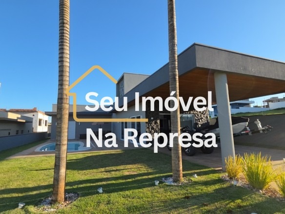 A casa dos sonhos para viver a poucos passos da represa — moderna, completa e em localização privilegiada