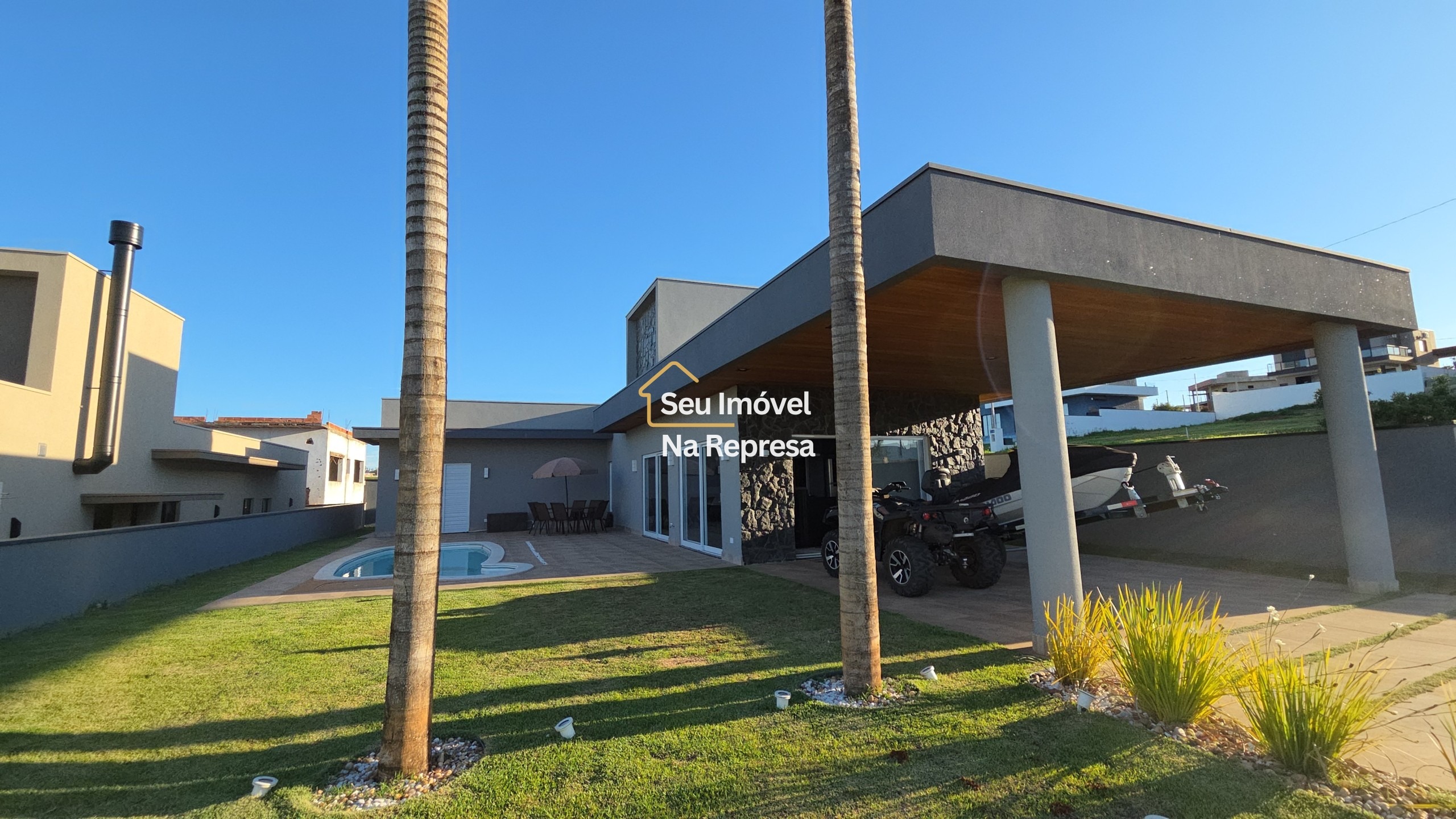 A casa dos sonhos para viver a poucos passos da represa — moderna, completa e em localização privilegiada