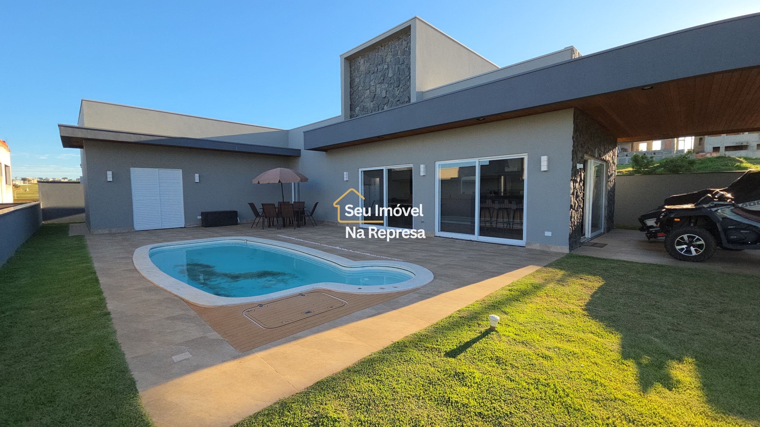 A casa dos sonhos para viver a poucos passos da represa — moderna, completa e em localização privilegiada