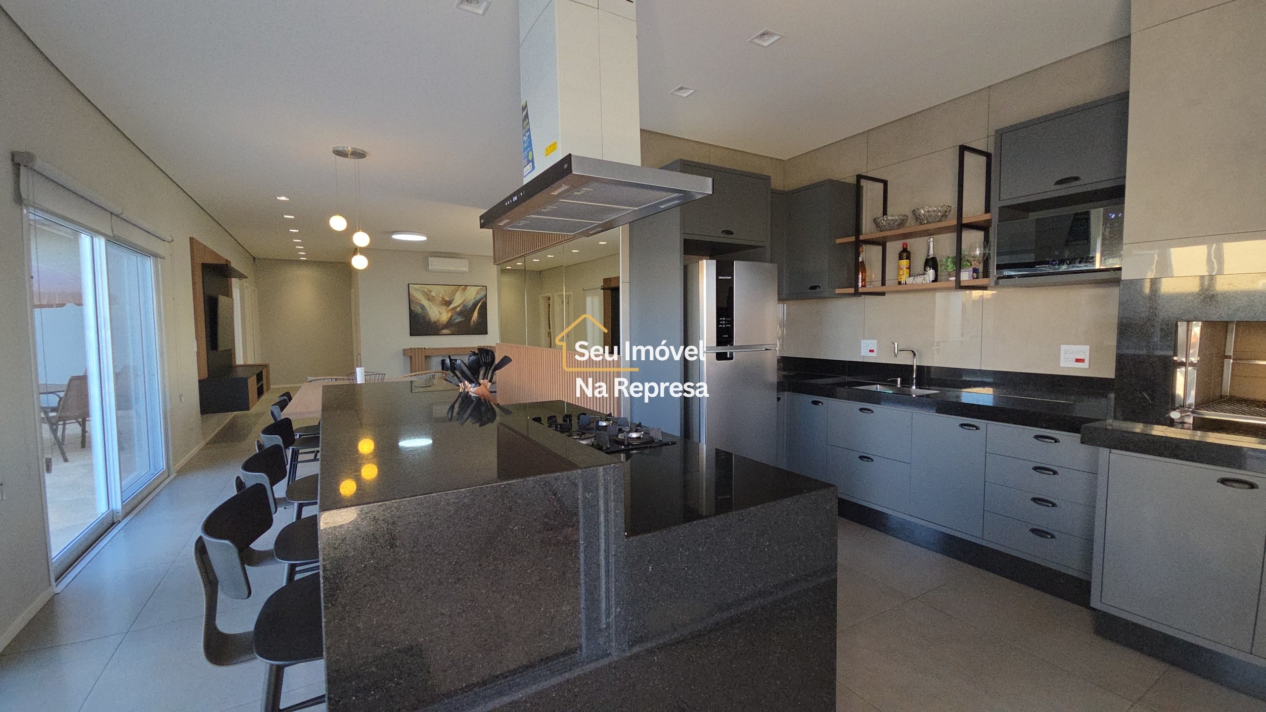 A casa dos sonhos para viver a poucos passos da represa — moderna, completa e em localização privilegiada