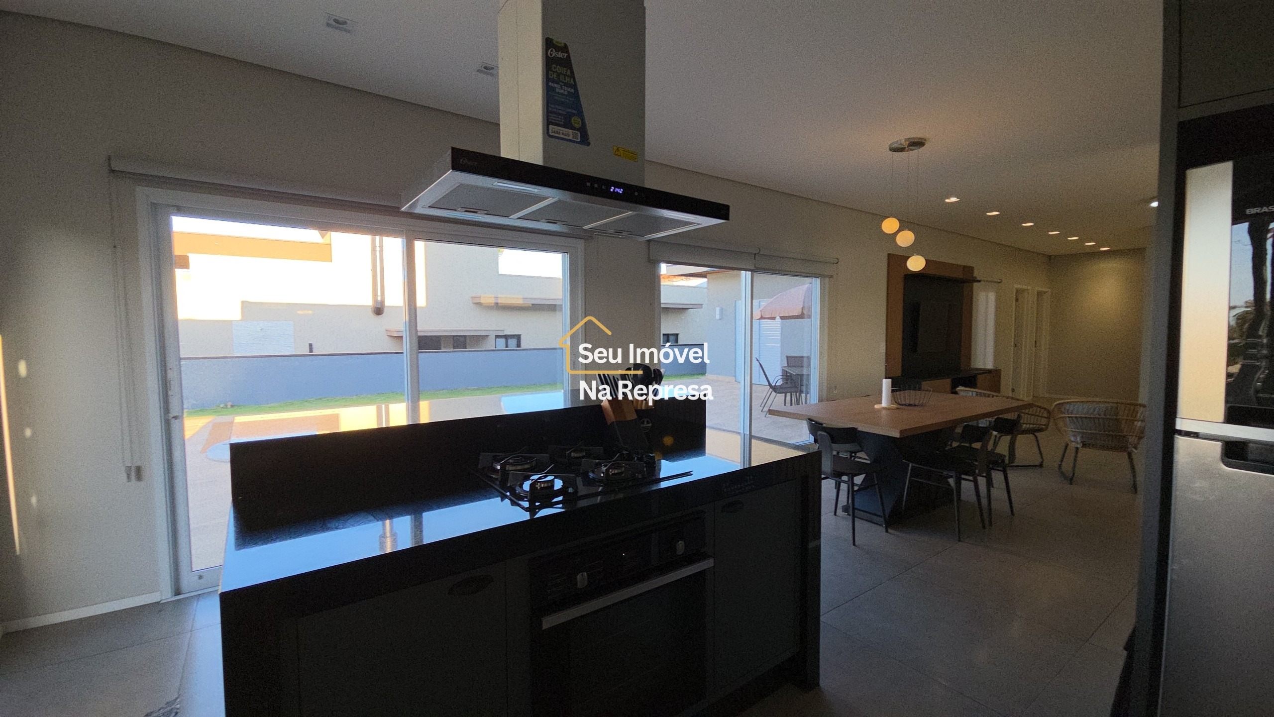 A casa dos sonhos para viver a poucos passos da represa — moderna, completa e em localização privilegiada