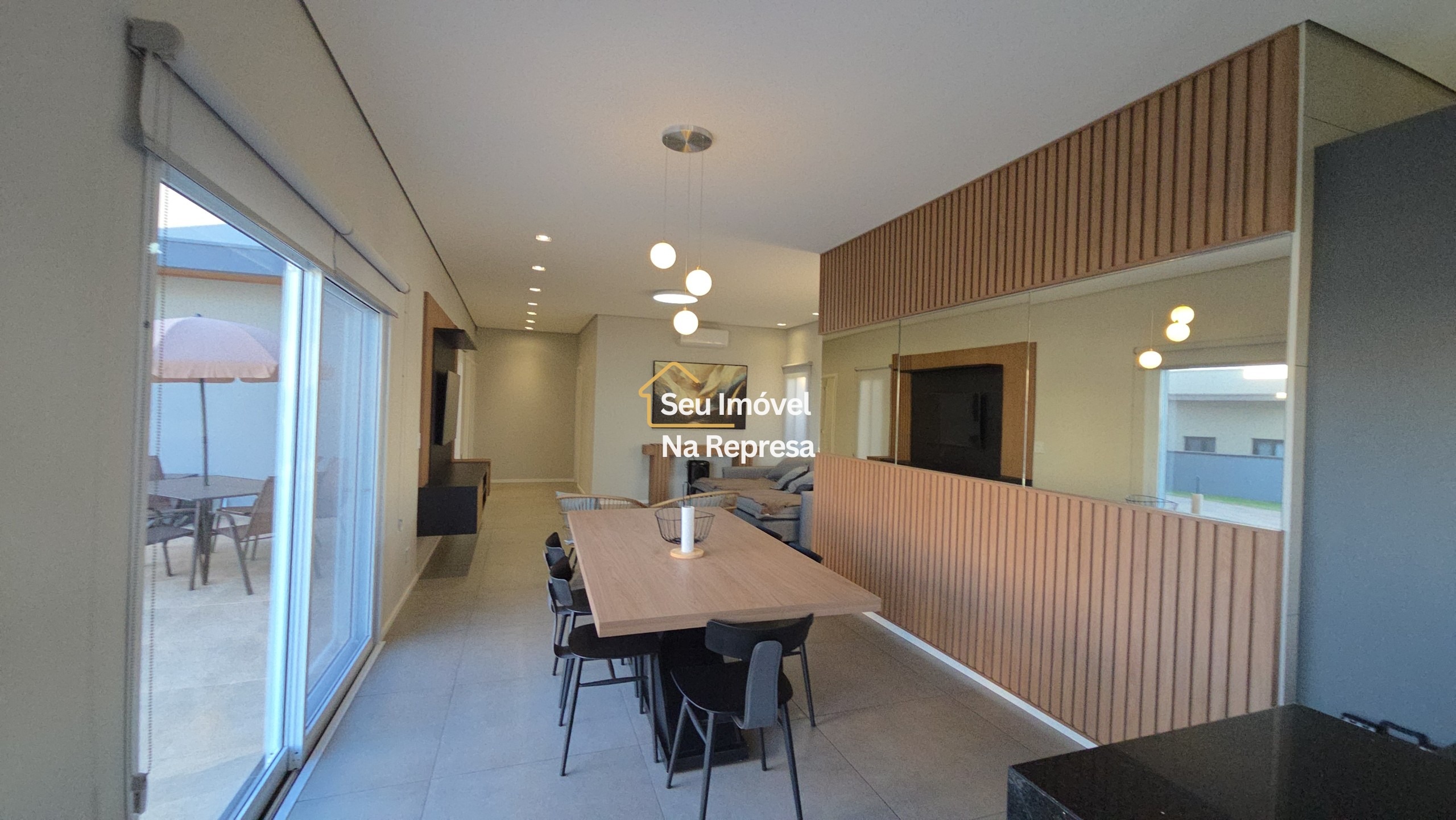 A casa dos sonhos para viver a poucos passos da represa — moderna, completa e em localização privilegiada