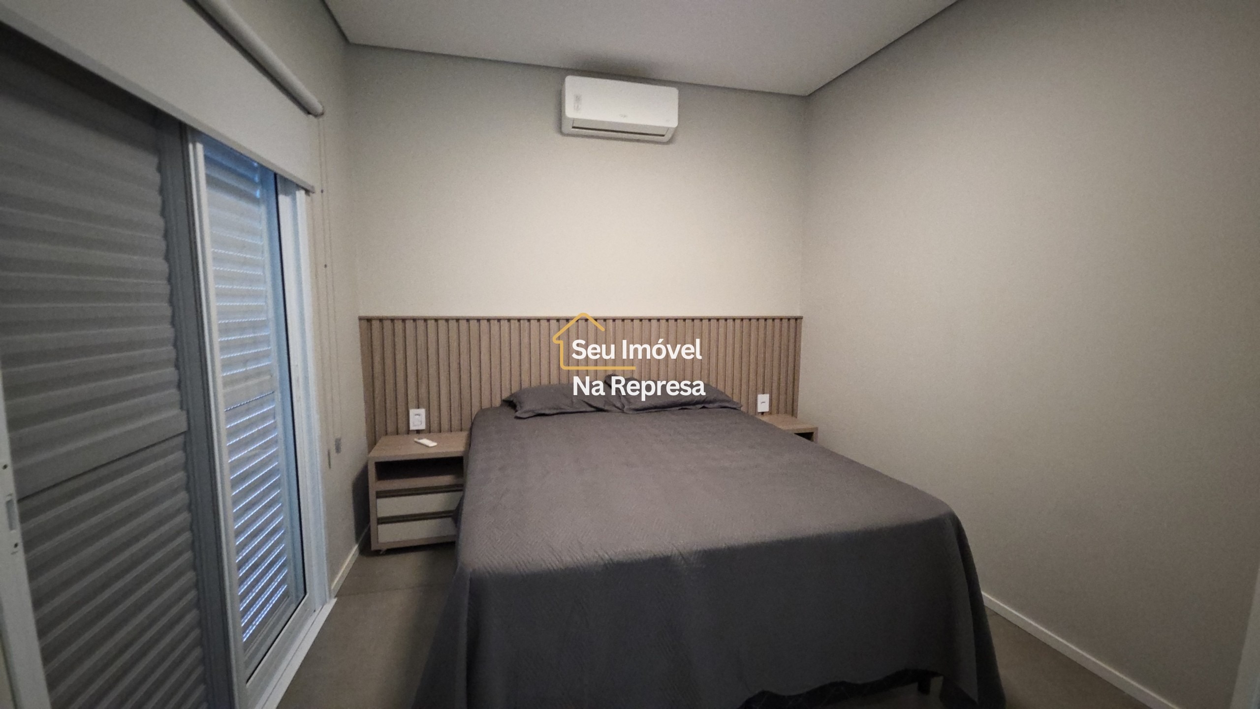 A casa dos sonhos para viver a poucos passos da represa — moderna, completa e em localização privilegiada