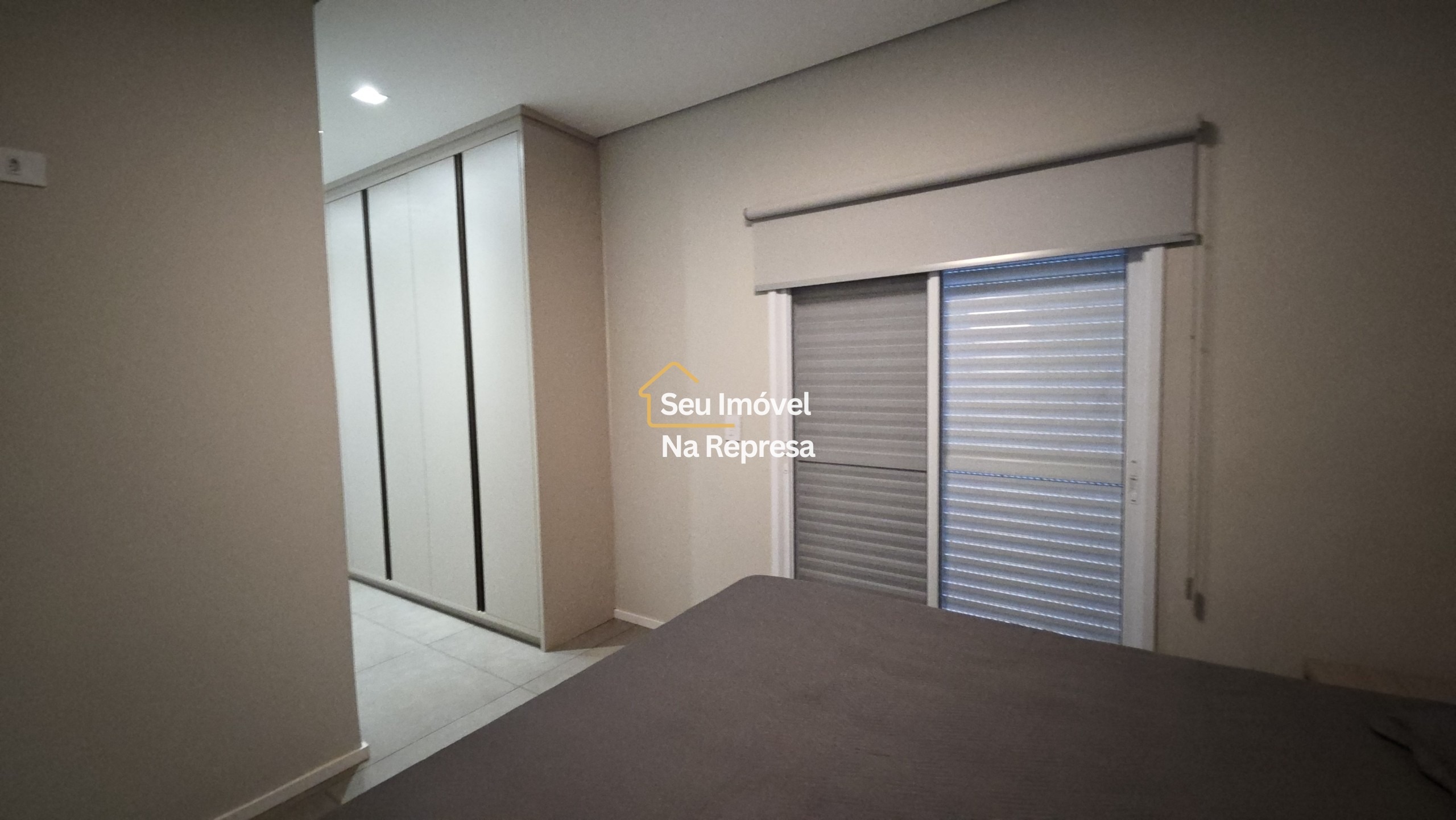 A casa dos sonhos para viver a poucos passos da represa — moderna, completa e em localização privilegiada