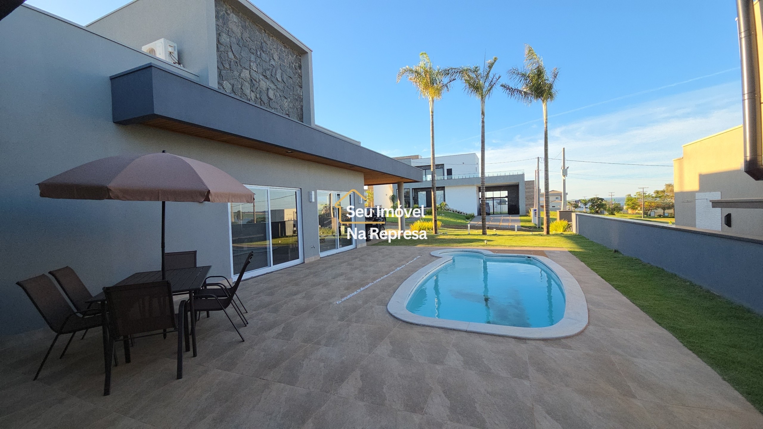 A casa dos sonhos para viver a poucos passos da represa — moderna, completa e em localização privilegiada