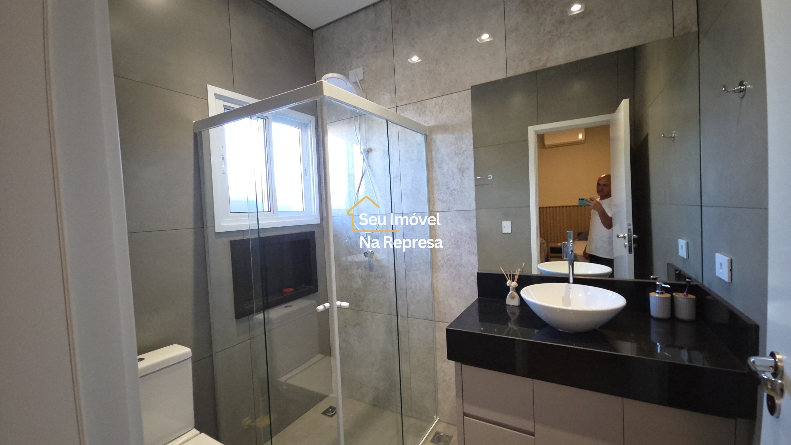 A casa dos sonhos para viver a poucos passos da represa — moderna, completa e em localização privilegiada