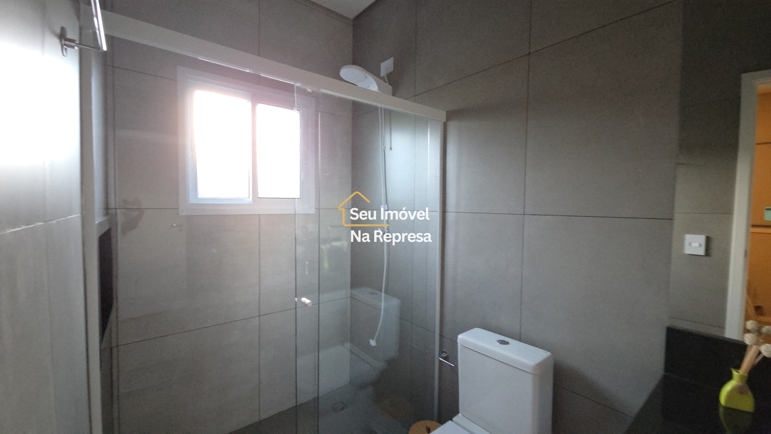 A casa dos sonhos para viver a poucos passos da represa — moderna, completa e em localização privilegiada